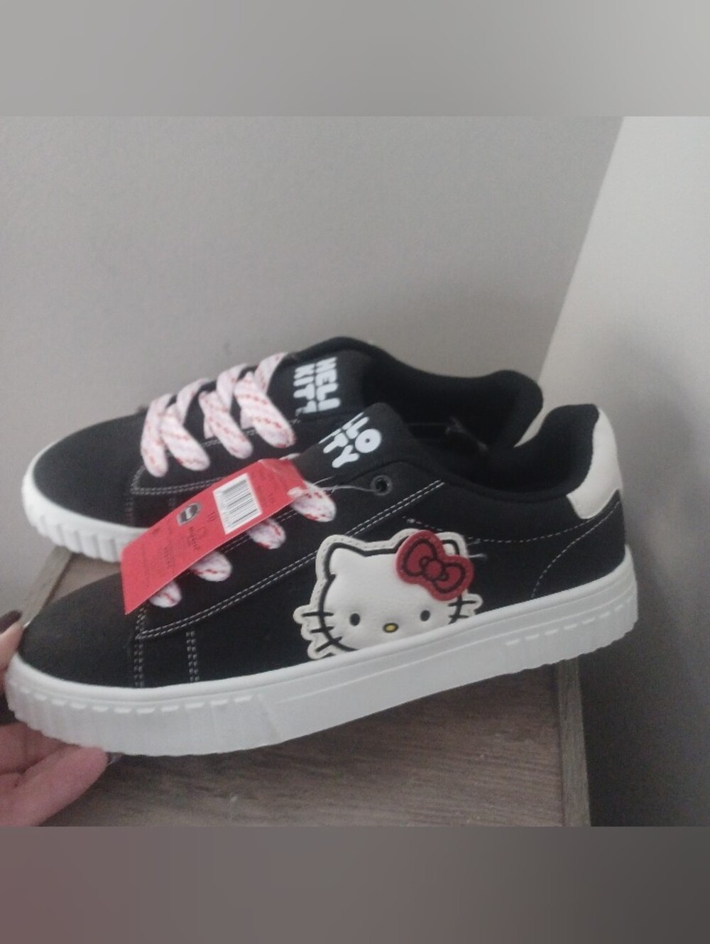 Hello Kitty Low Top Skater Sneakers Sz 10
